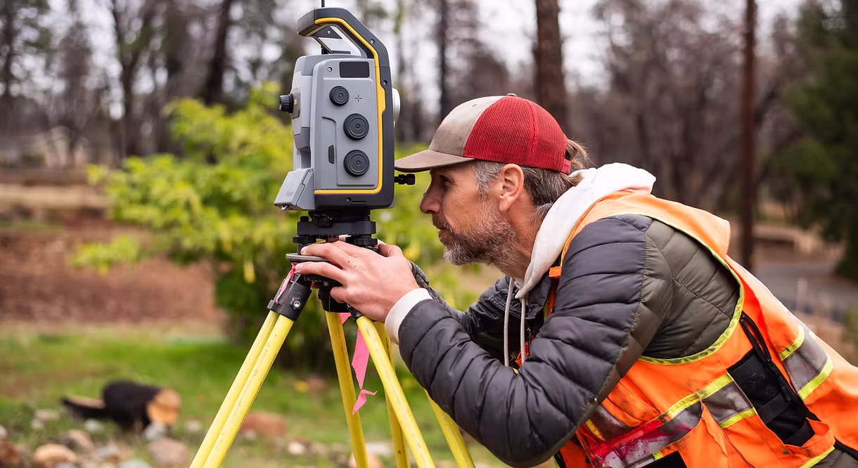 Profesional de topografía en terreno